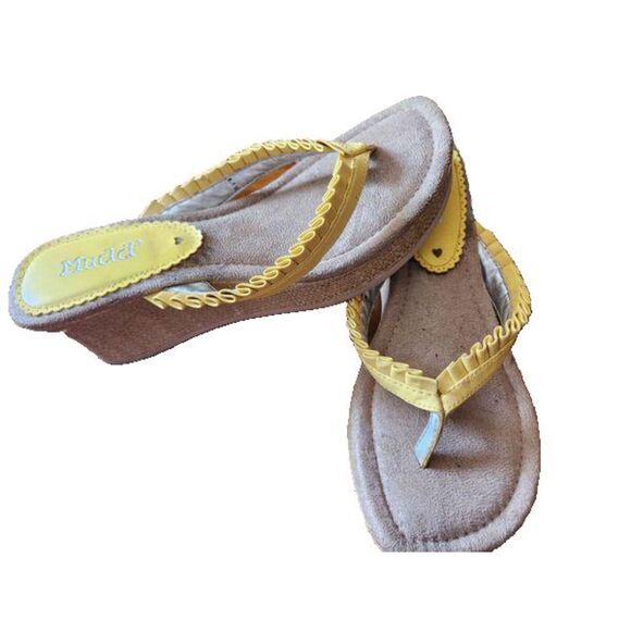 Womens MUDD Light Yellow Ruffled Wedge Thong Sandals Sz 8.5M - Picture 1 of 4